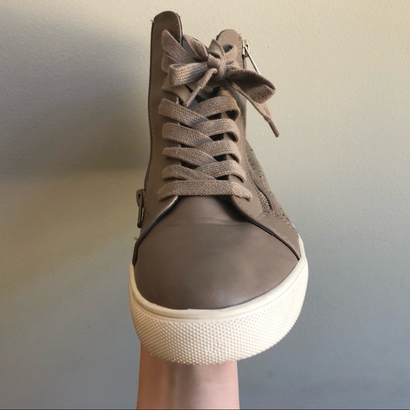 Cute shoes! - Picture 3 of 8